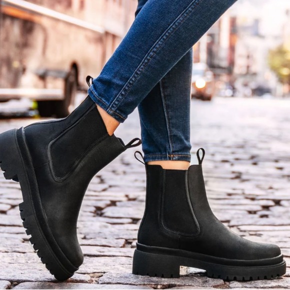 Thursday Boot Company Black Matte Leather Chelsea Boots Lug Sole Womens 6 - Picture 1 of 10
